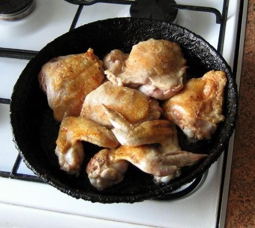 На сильном огне нагреваем толстостенную сковороду (или казан) и перекладываем в нее курицу. Чуть убавляем огонь и жарим мясо до румяной корочки с каждой стороны.