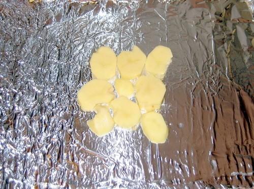 Укладываем ломтики картошки на смазанный растительным маслом лист фольги