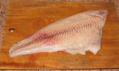 Ножом отделяем половинку рыбы от позвоночника, вынимаем его из второй части и получаем филе