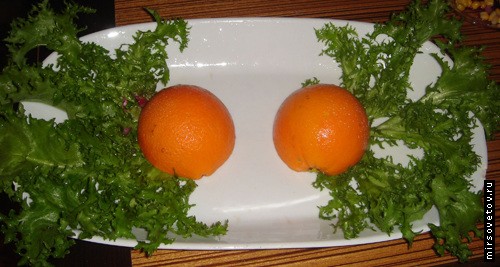 Для оформления блюда разрезаем апельсин на две половинки...