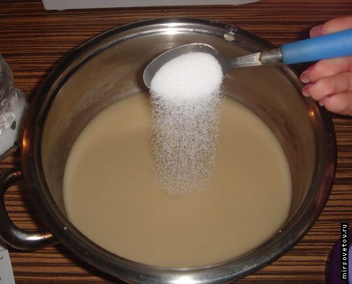 В небольшую кастрюльку наливаем горячую воду и растворяем в ней дрожжи. Даем настояться 5 минут. После этого добавляем соль, сахар, масло и муку и замешиваем тесто.