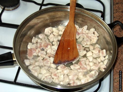 Вначале на сковороде в сильно нагретом масле обжариваем куриное мясо, нарезанное небольшими кусочками