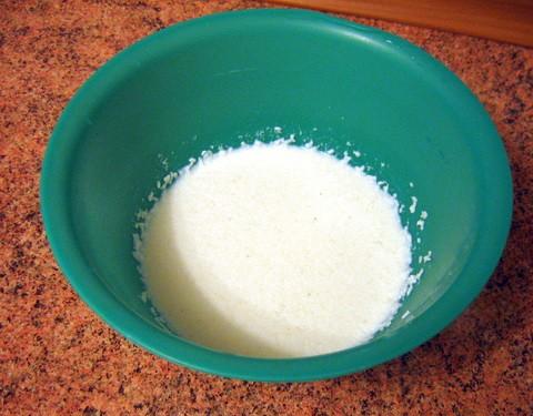 Pаливаем манку и кокосовую стружку молоком и оставляем минут на 10-15 для набухания