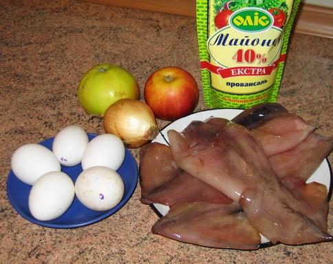 Продукты для салата из кальмаров с яблоками