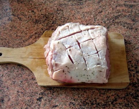 Чтобы мясо лучше пропитывалось специями и солью, в верхней части сделайте несколько поверхностных разрезов крест-накрест